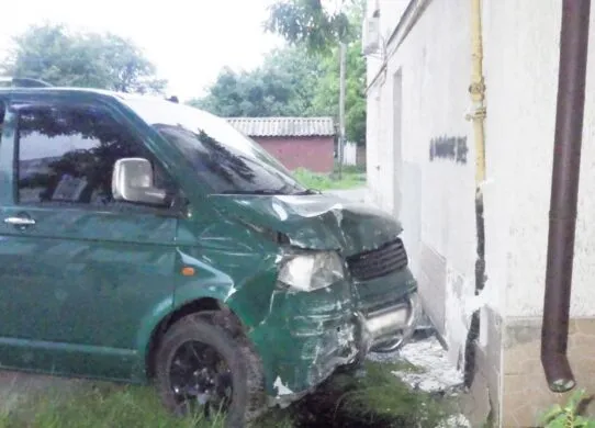 ДТП у Звягелі 19 червня: мікроавтобус врізався у будинок, травмовано трьох молодих жінок