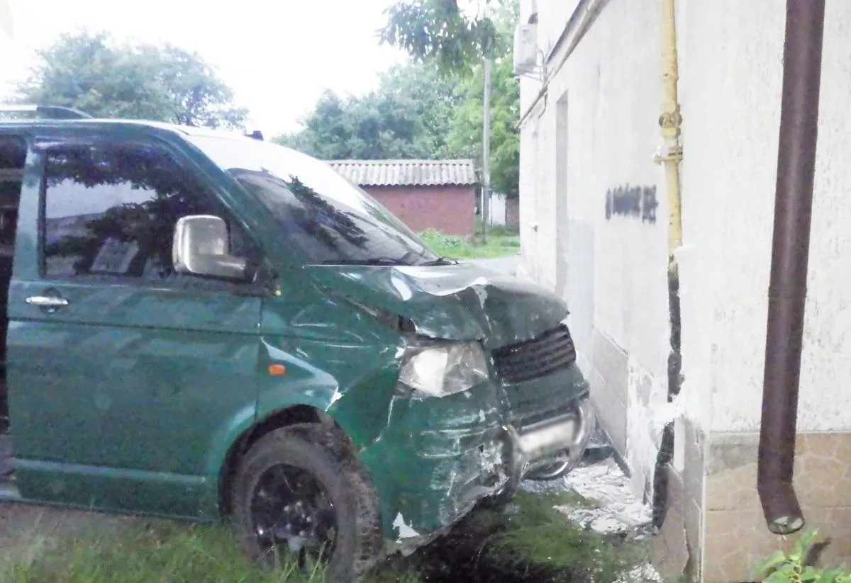 ДТП у Звягелі 19 червня: мікроавтобус врізався у будинок, травмовано трьох молодих жінок