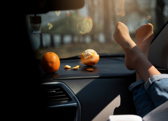 Авто знову тхне димом? 7 простих способів прибрати запах сигарет із салону назавжди