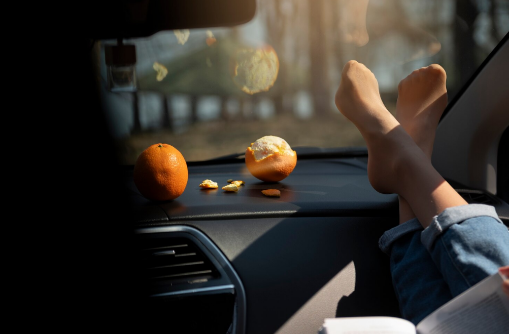 Авто знову тхне димом? 7 простих способів прибрати запах сигарет із салону назавжди