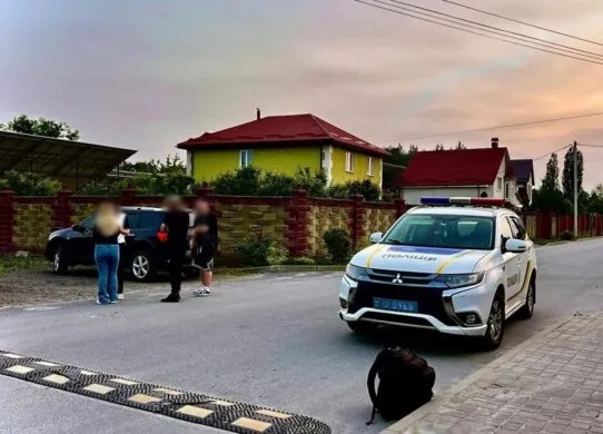 На вулиці Житомирщини чоловік з ножем напав на перехожого, а потім намагався втекти