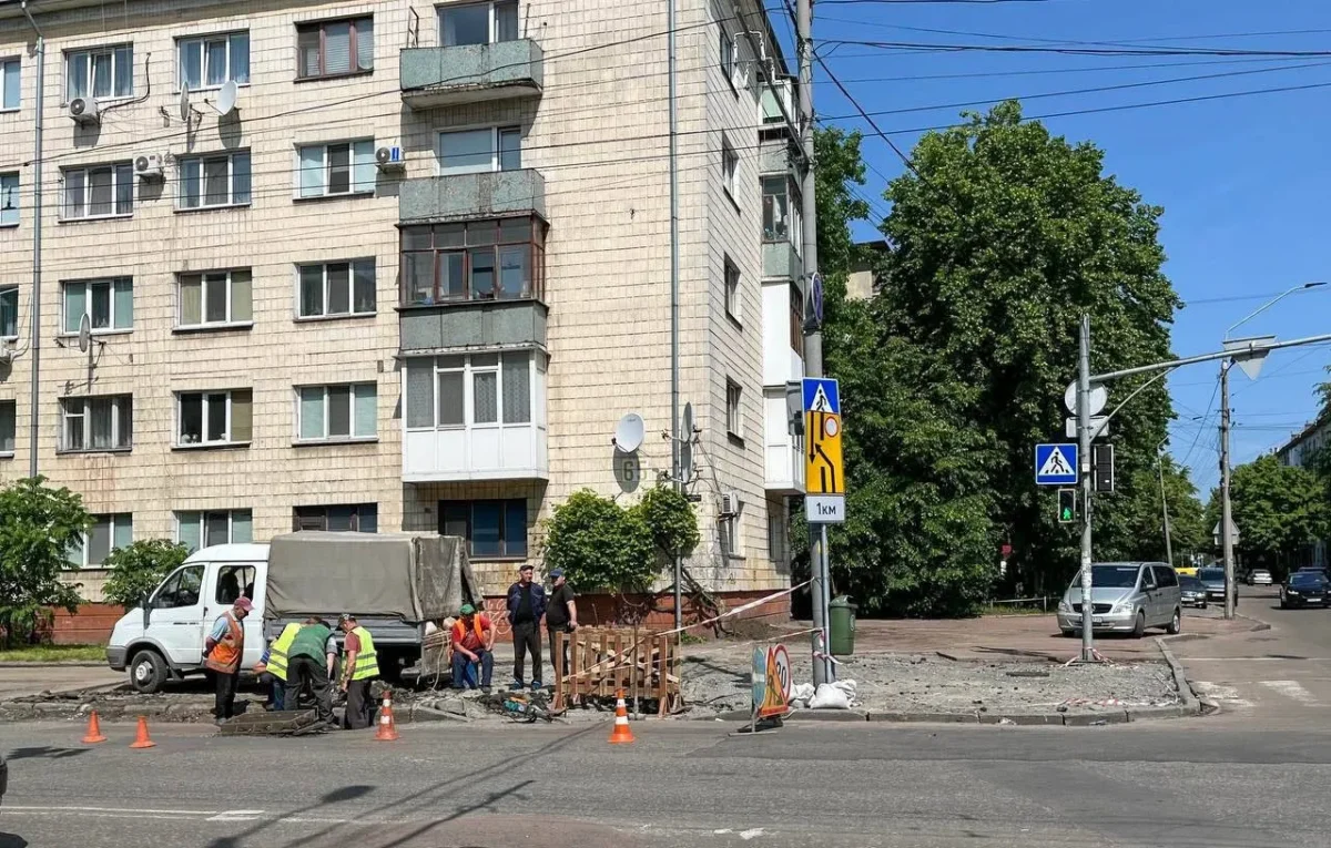 На Київській у Житомирі розпочали облаштовувати безбар'єрний маршрут