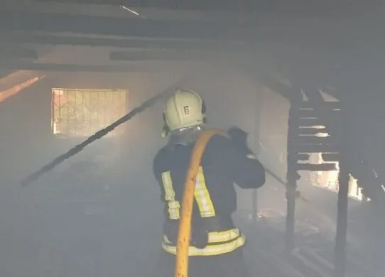 У Брусилові горів дах продуктового магазину — вогонь ледь не перекинувся на склади