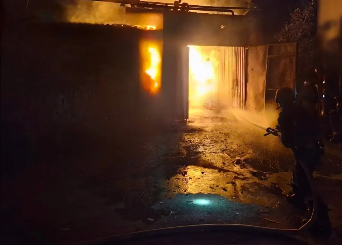 Після нічного обстрілу в Житомирі сталася пожежа на підприємстві