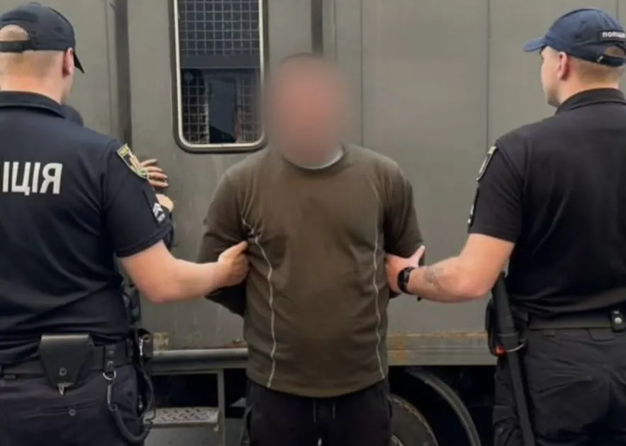 Хотів помститися: у Житомирі затримали чоловіка, який кинув гранату біля супермаркету