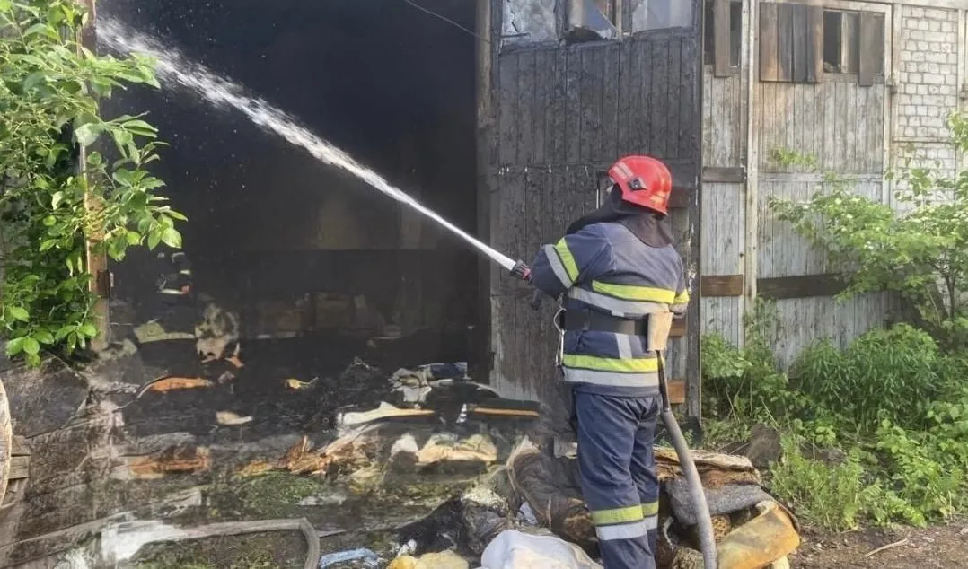 У Житомирському районі рятувальники ліквідували пожежу в недіючій будівлі