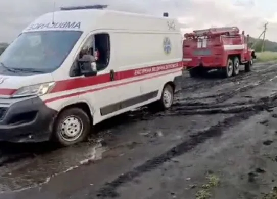 На ґрунтовці в Житомирській області застрягла швидка з хворою дитиною