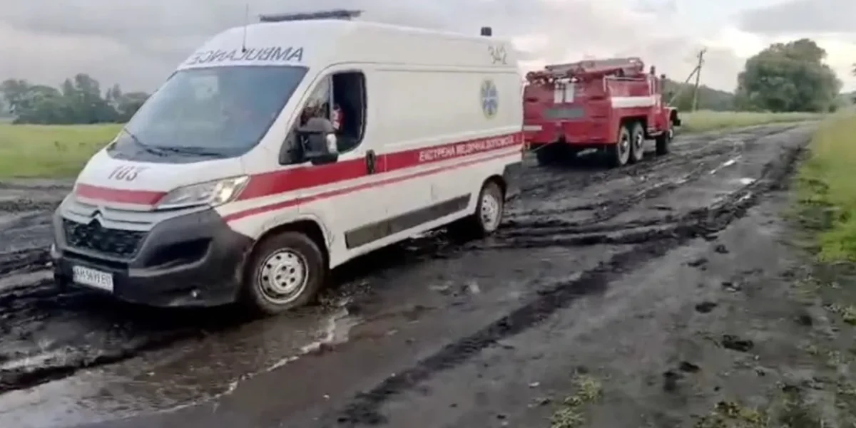 На ґрунтовці в Житомирській області застрягла швидка з хворою дитиною