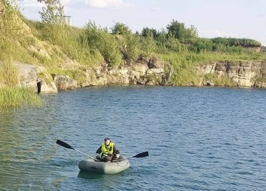 Юнак намагався перепливти карʼєр у Житомирському районі, але йому стало погано: чим все закінчилося?