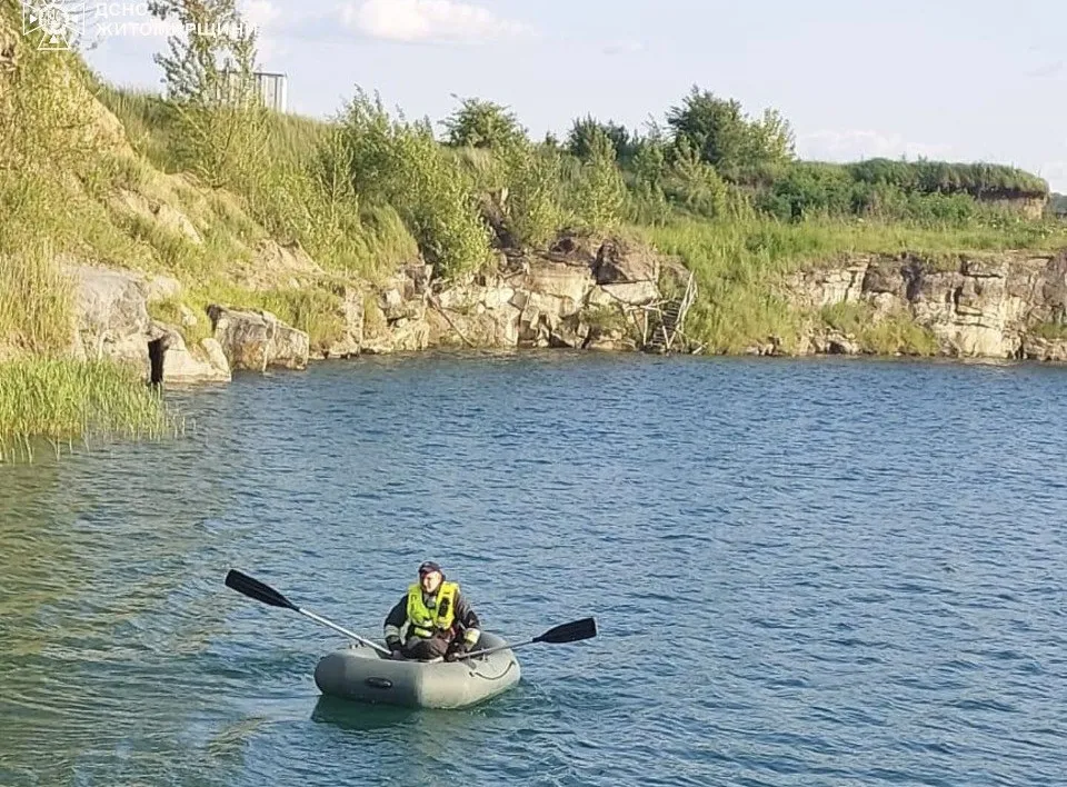 Юнак намагався перепливти карʼєр у Житомирському районі, але йому стало погано: чим все закінчилося?