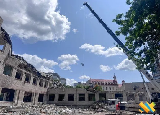 Демонтаж зруйнованої будівлі ліцею №25 у Житомирі після авіаудару