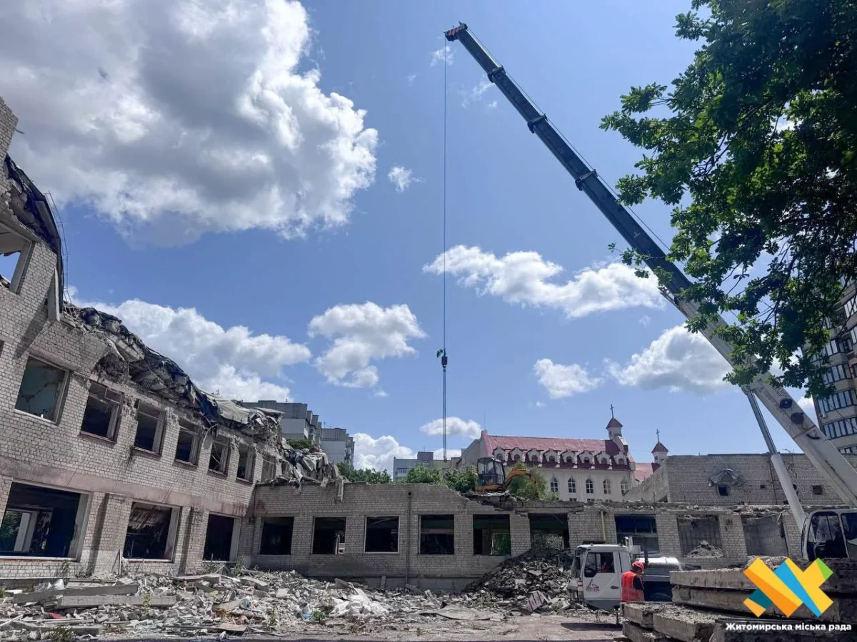 Демонтаж зруйнованої будівлі ліцею №25 у Житомирі після авіаудару