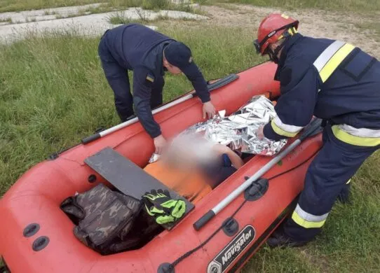 Рятувальники на човні рятують жінку, яка впала зі скелі поблизу села Зарічани