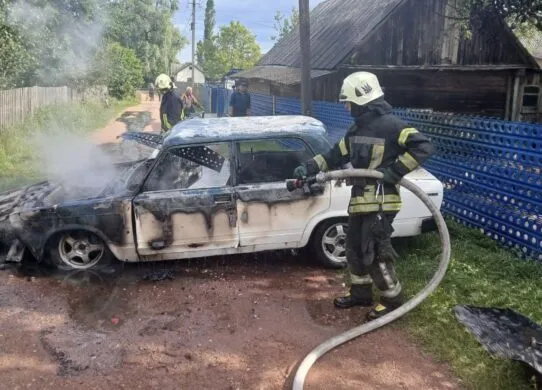 Згорілий легковий автомобіль на вулиці, робота рятувальників Житомирщини