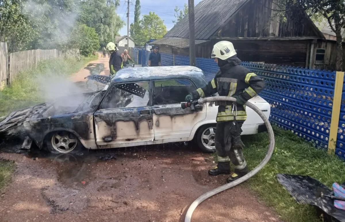 Згорілий легковий автомобіль на вулиці, робота рятувальників Житомирщини