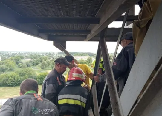 На Житомирщині чоловік упав із 25-метрової висоти під час ремонту