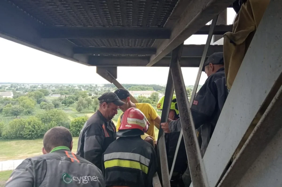 На Житомирщині чоловік упав із 25-метрової висоти під час ремонту