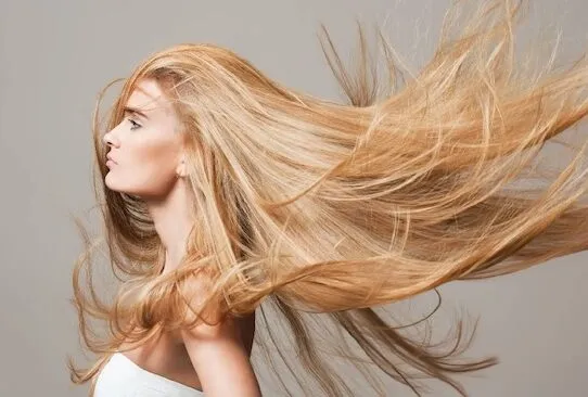 Як зберегти волосся здоровим улітку: поради для догляду в спекотну пору