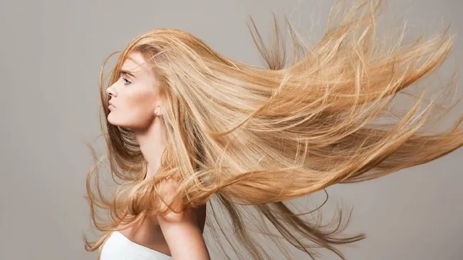 Як зберегти волосся здоровим улітку: поради для догляду в спекотну пору
