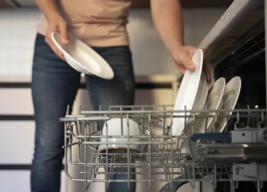 Чому посудомийна машина погано миє і як це виправити