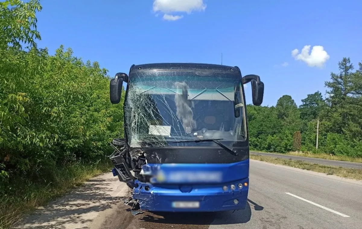 ДТП у селі Довжик під Житомиром: автобус зіткнувся з легковиком, двоє людей травмовані