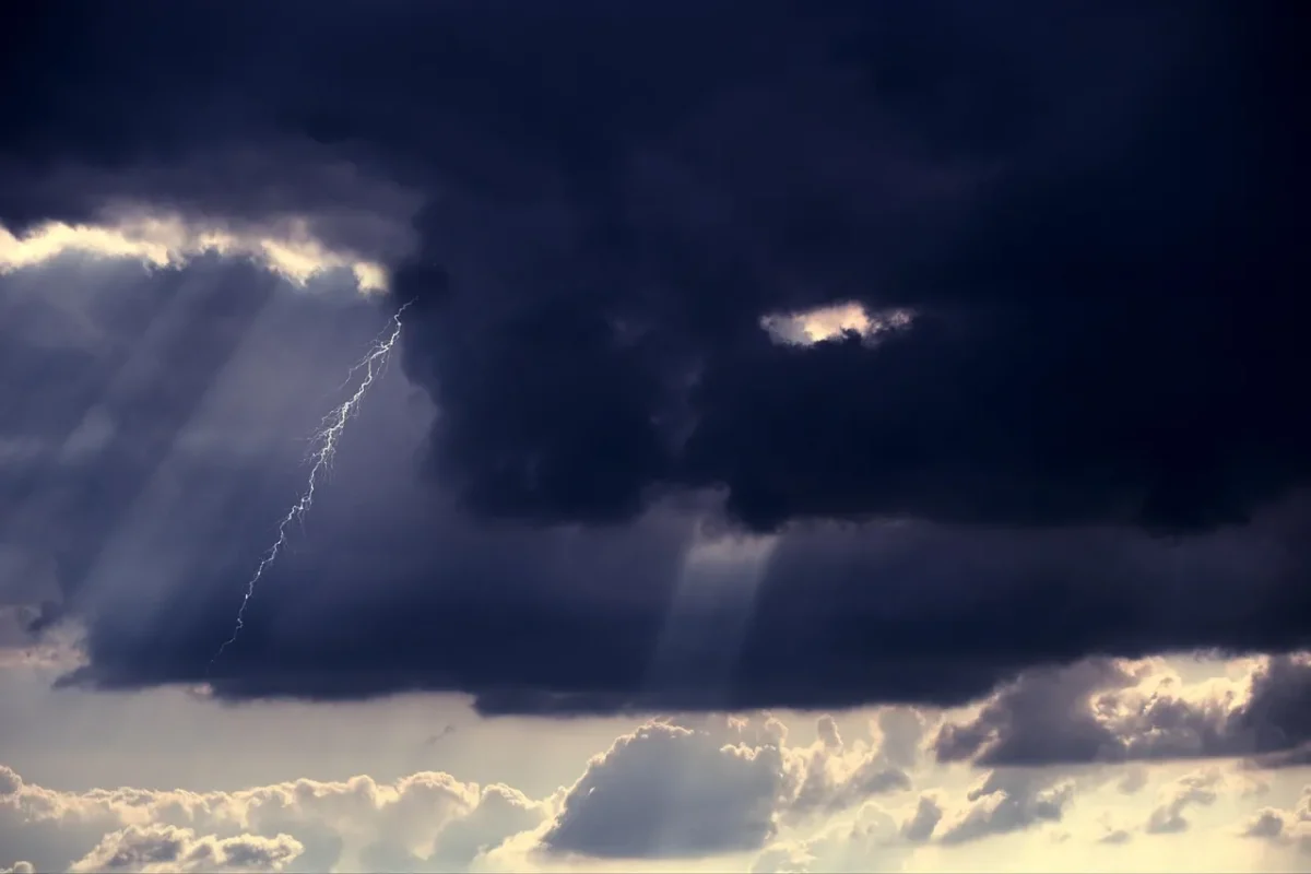 Темні грозові хмари над Житомирською областю — оголошено штормове попередження 16 липня