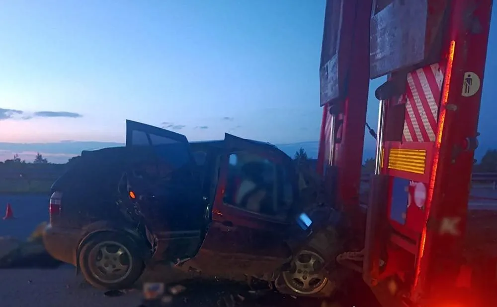 Volkswagen протаранив вантажівку на узбіччі — трагедія на Звягельщині