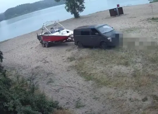 Джип, трактор і бус на дитячому пляжі у Житомирі - відео з порушенням вже у поліції