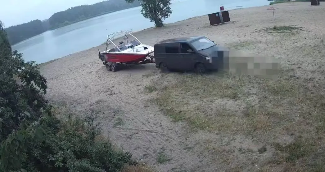 Джип, трактор і бус на дитячому пляжі у Житомирі - відео з порушенням вже у поліції