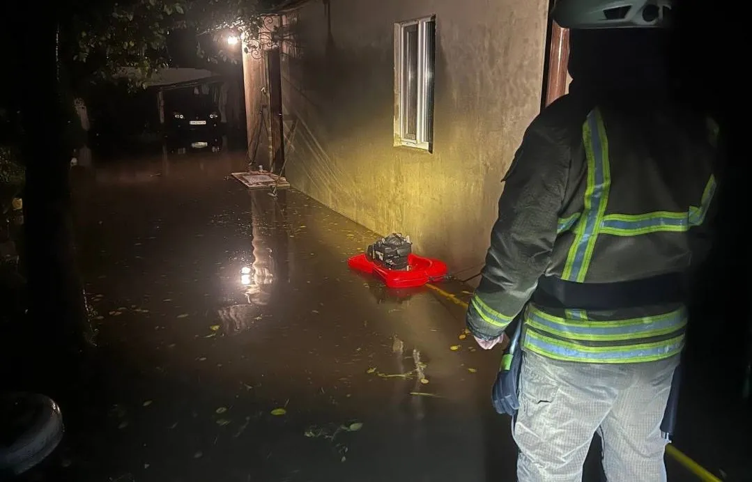 Аномальна злива в Житомирі: вода на вулицях, аварійні бригади роблять все можливе