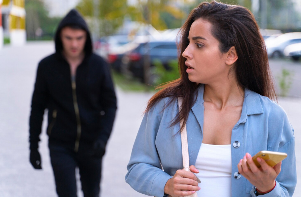 У Житомирі на 17-річну дівчину напав невідомий та вкусив за обличчя