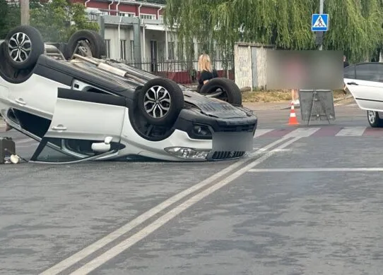 Патрульні поліції регулюють рух транспорту після ДТП у Житомирі