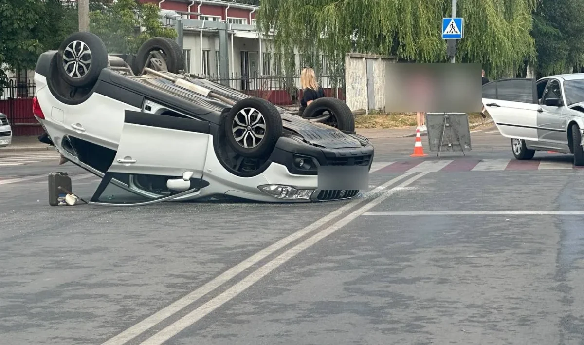 Патрульні поліції регулюють рух транспорту після ДТП у Житомирі