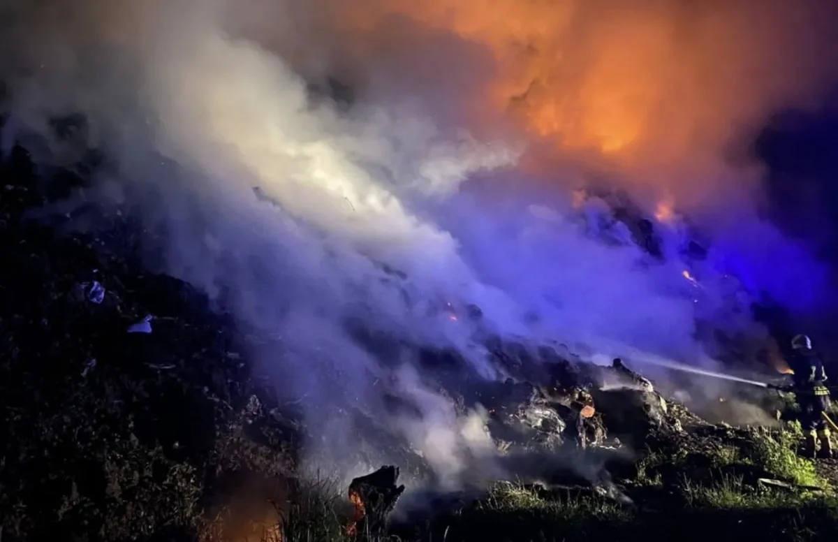 На сміттєзвалищі у Бердичеві спалахнула масштабна пожежа