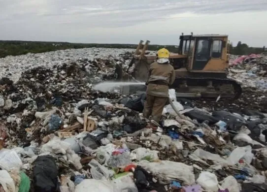 У Житомирі горіло сміттєзвалище - гасили 13 рятувальників