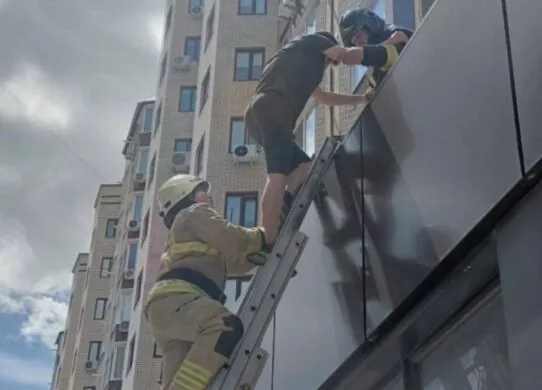 Небезпечна пригода підлітка у Житомирі: рятувальники зняли хлопця з даху магазину