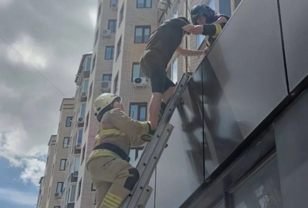 Небезпечна пригода підлітка у Житомирі: рятувальники зняли хлопця з даху магазину