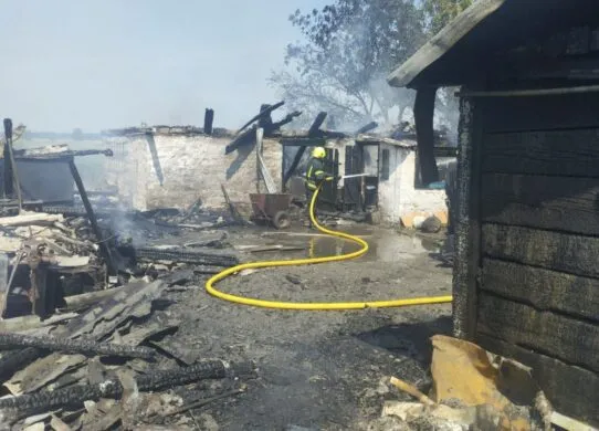 На Житомирщині вогонь ледь не знищив будинок — рятувальники встигли вчасно