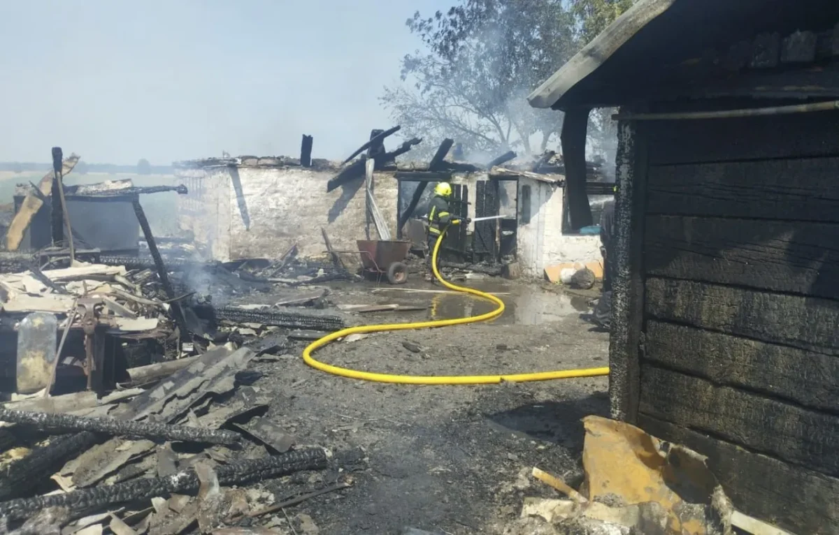 На Житомирщині вогонь ледь не знищив будинок — рятувальники встигли вчасно