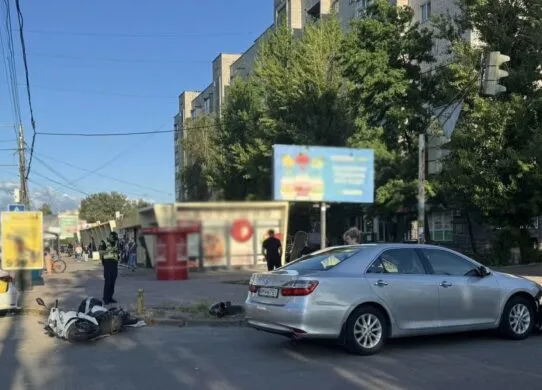 Аварія в Житомирі: мотоцикліст опинився в лікарні після зіткнення з легковиком