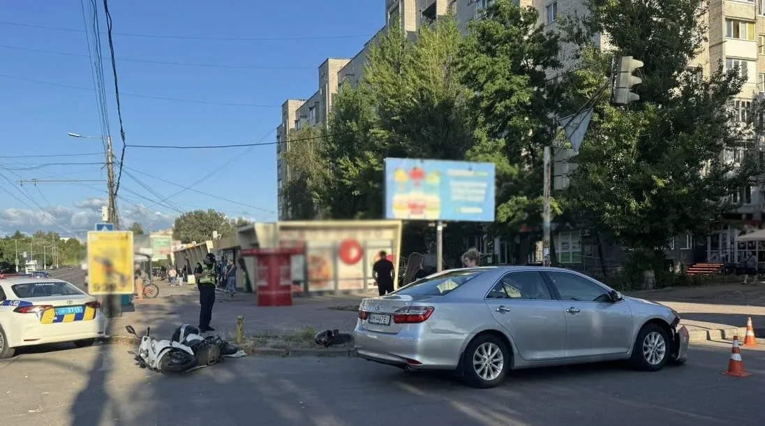 Аварія в Житомирі: мотоцикліст опинився в лікарні після зіткнення з легковиком