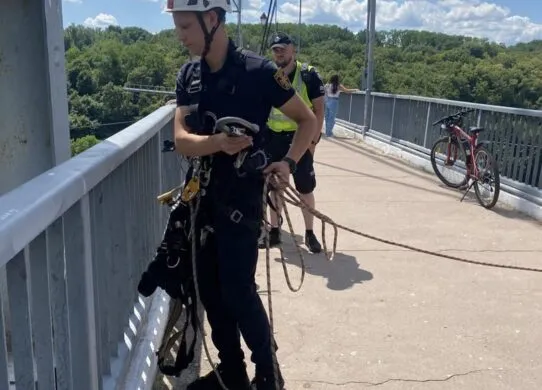 Рятувальники ДСНС знімають чоловіка з опори мосту в центрі Житомира
