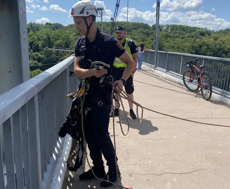 Рятувальники ДСНС знімають чоловіка з опори мосту в центрі Житомира