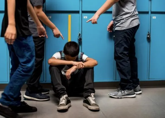 На Житомирщині підлітки знущалися на 8-річною дитиною, а батько відмовився заявляти на них