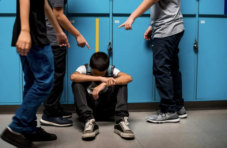 На Житомирщині підлітки знущалися на 8-річною дитиною, а батько відмовився заявляти на них