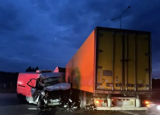 Під Житомиром зіткнулися вантажівка з мікроавтобусом: четверо постраждалих