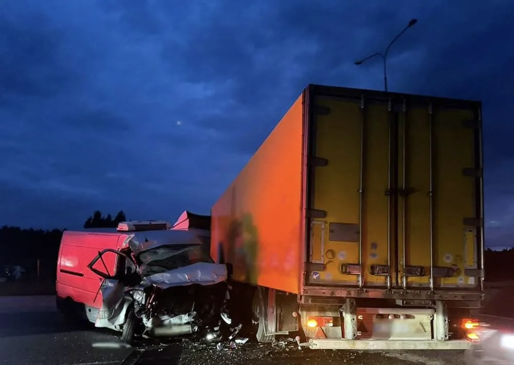 Під Житомиром зіткнулися вантажівка з мікроавтобусом: четверо постраждалих