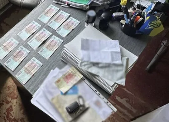 Схема з «бронями» та фальшивими зарплатами — нова підозра чиновнику і освітянам у Коростені