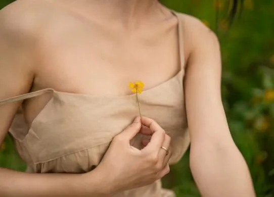Не під стандарти, а під себе: як і навіщо жінки змінюють форму грудей