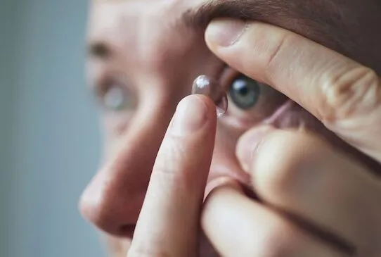 Почему линзы лучше очков во время отпуска